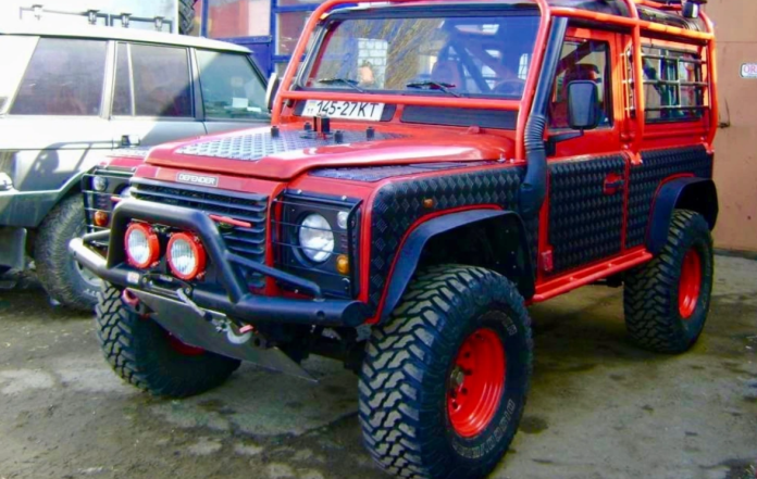 Старий Defender продають у Києві за ціною нового авто