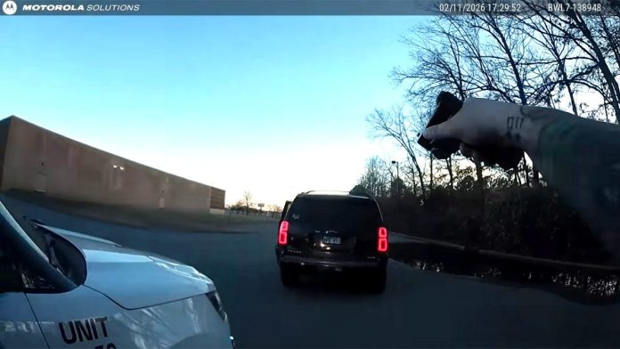 Помилка камери та неуважність поліції: сім'ю з дітьми затримали під дулом пістолета через один символ у номері