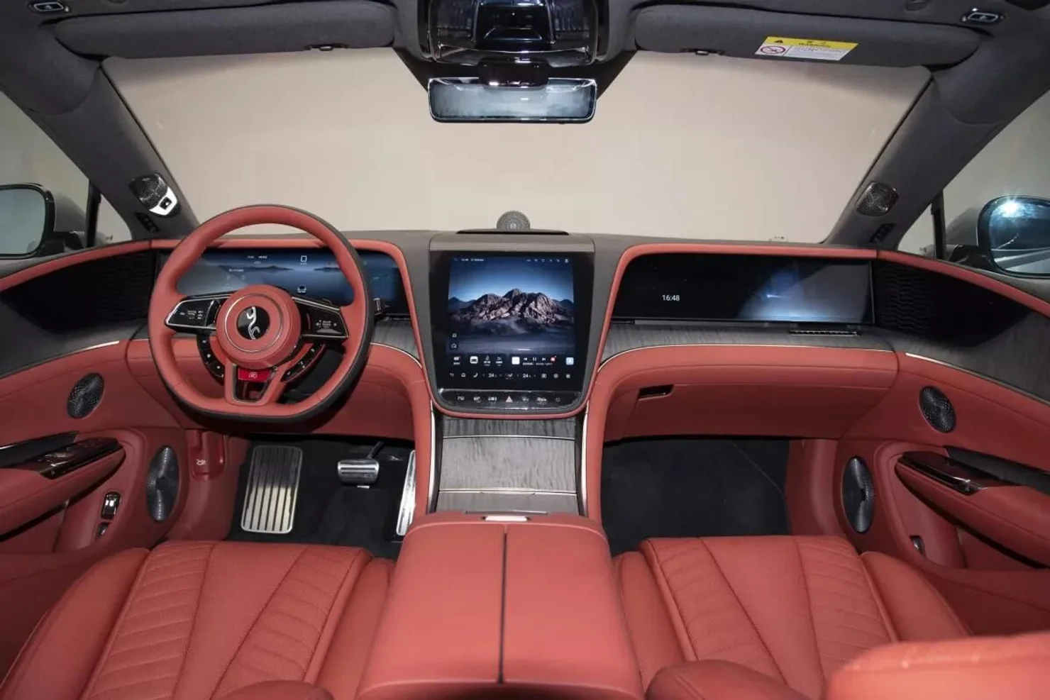 Києвом їздить 1300-сильний седан з танковим розворотом