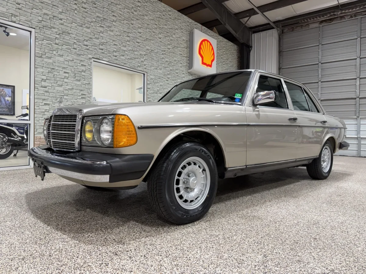 Капсула часу: на продаж виставили ідеальний 1985 Mercedes-Benz W123 300D Turbo - фото 1