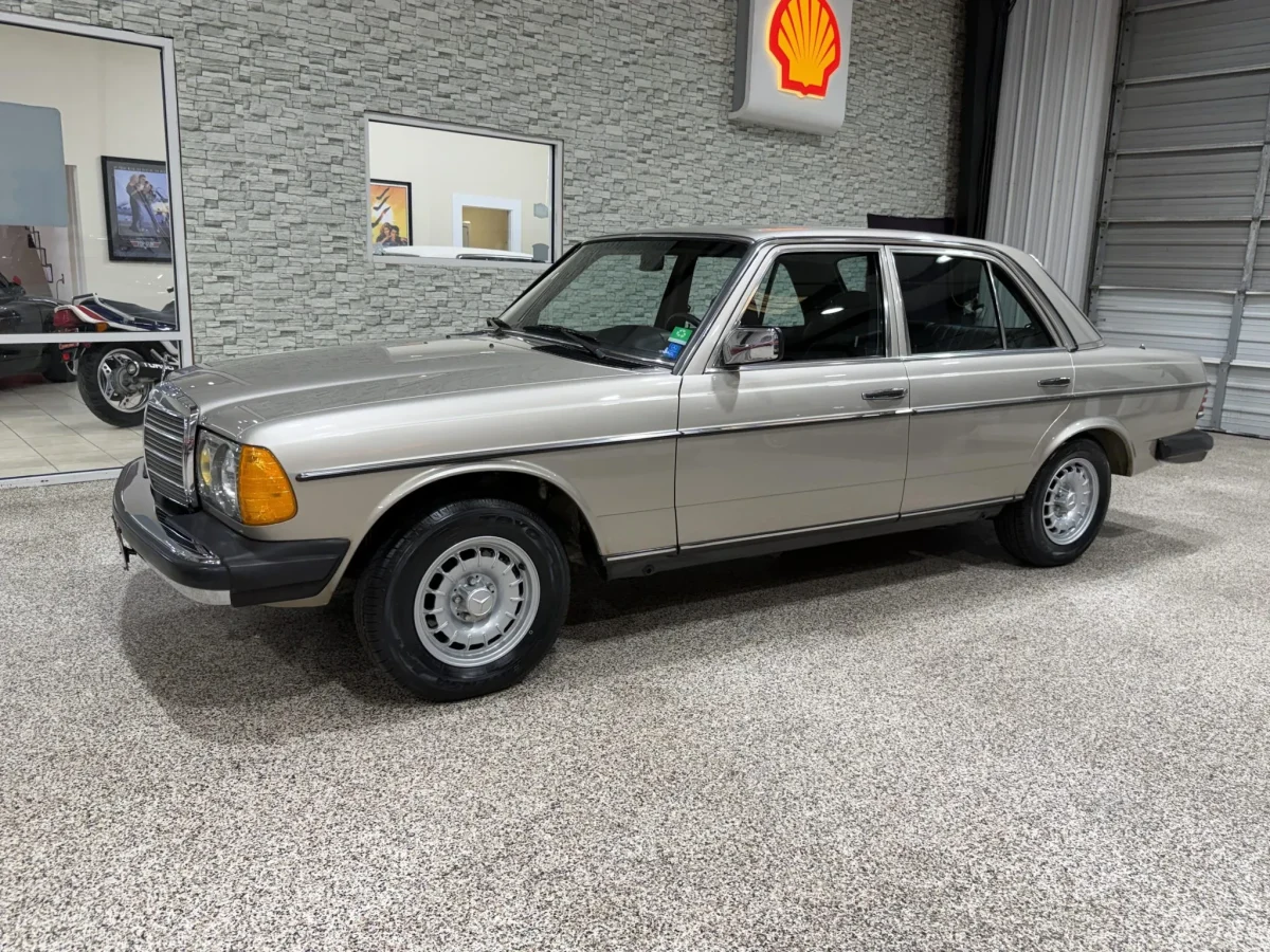 Капсула часу: на продаж виставили ідеальний 1985 Mercedes-Benz W123 300D Turbo - фото 2