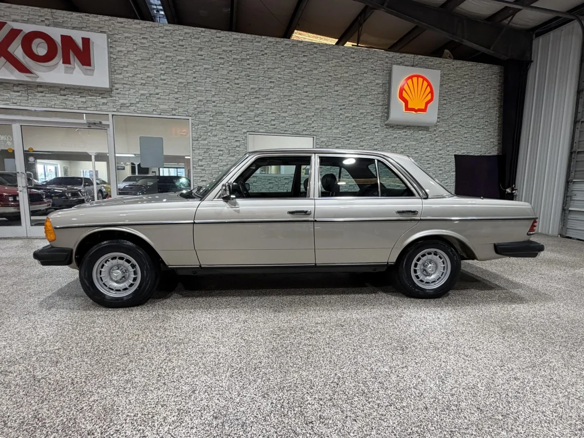 Капсула часу: на продаж виставили ідеальний 1985 Mercedes-Benz W123 300D Turbo - фото 3