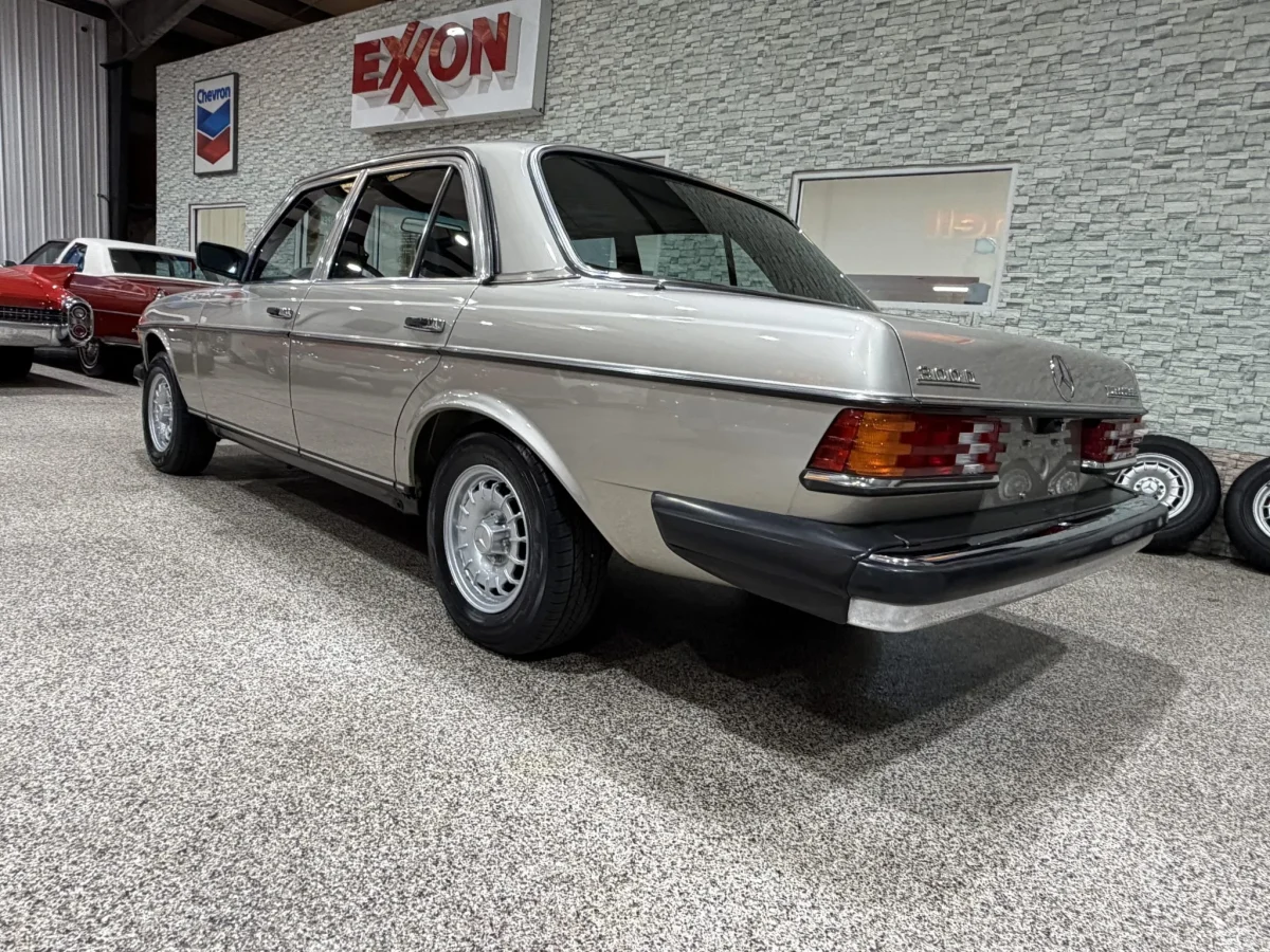 Капсула часу: на продаж виставили ідеальний 1985 Mercedes-Benz W123 300D Turbo - фото 4