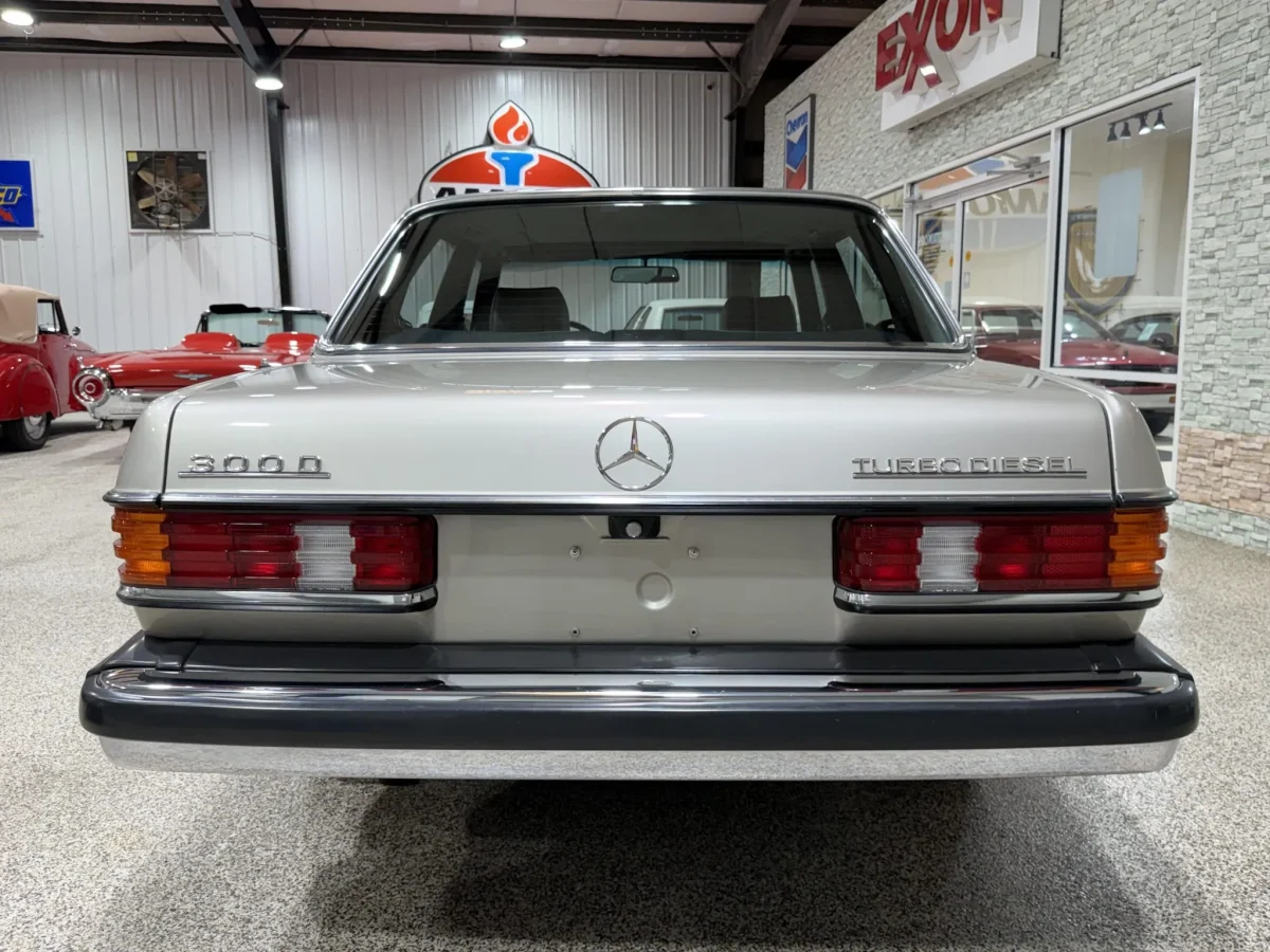 Капсула часу: на продаж виставили ідеальний 1985 Mercedes-Benz W123 300D Turbo - фото 5