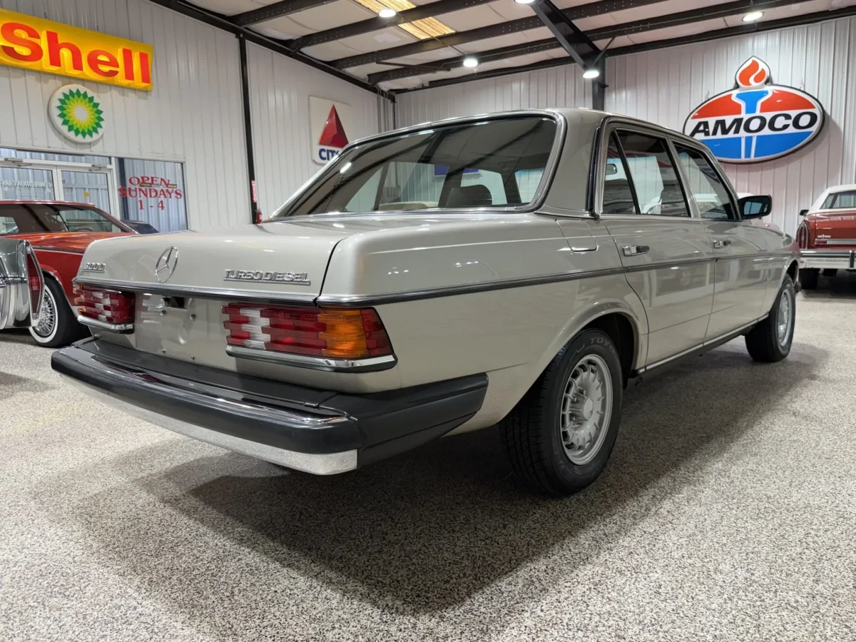 Капсула часу: на продаж виставили ідеальний 1985 Mercedes-Benz W123 300D Turbo - фото 6