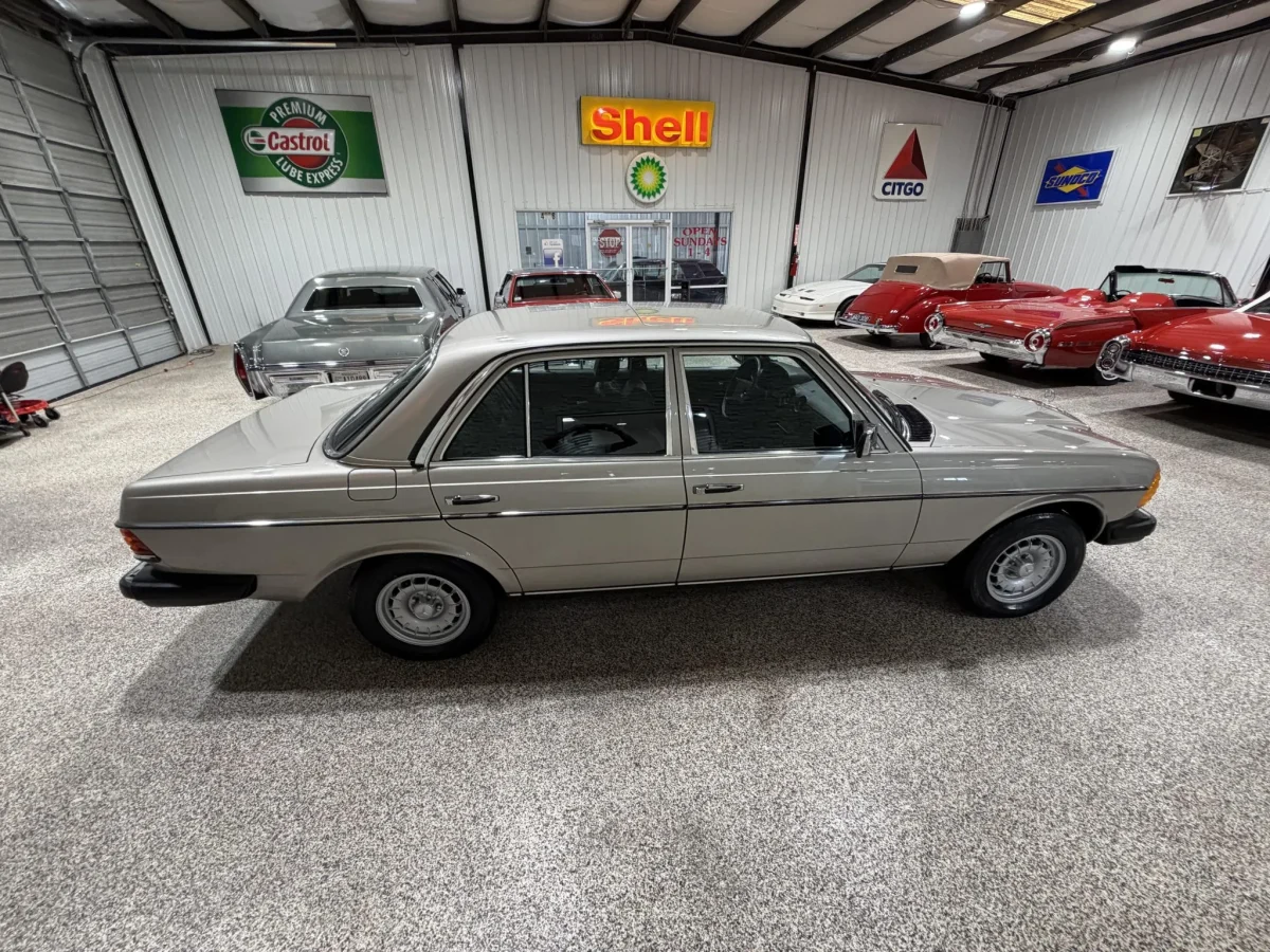 Капсула часу: на продаж виставили ідеальний 1985 Mercedes-Benz W123 300D Turbo - фото 7