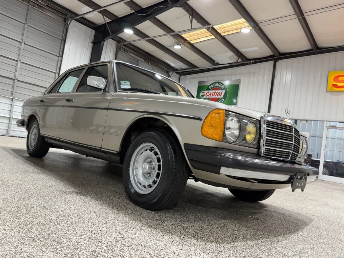 Капсула часу: на продаж виставили ідеальний 1985 Mercedes-Benz W123 300D Turbo - фото 8
