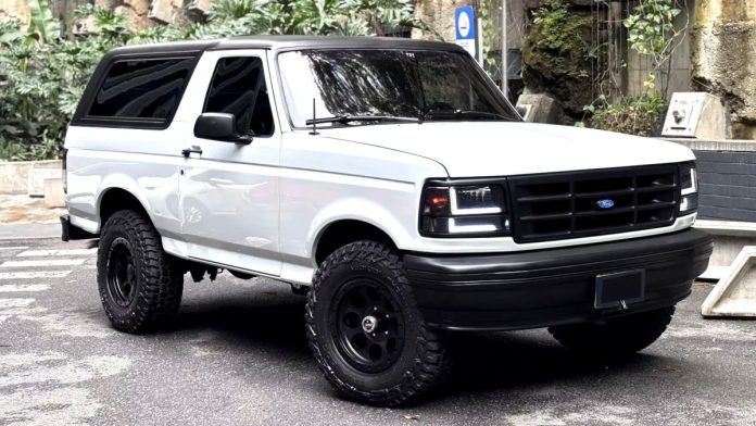 Ефектний рестомод Ford Bronco 1994 року: сучасний дизайн та таємничий V8 Ефектний рестомод Ford Bronco 1994 року: сучасний дизайн та таємничий V8