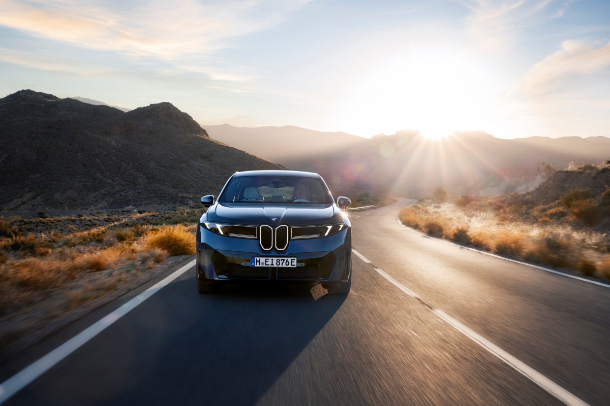 Новий BMW iX3 40: дебют базової версії електрокросовера з запасом ходу 636 км - фото 3