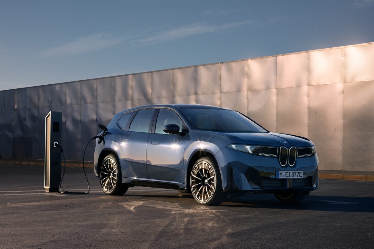 Новий BMW iX3 40: дебют базової версії електрокросовера з запасом ходу 636 км - фото 1