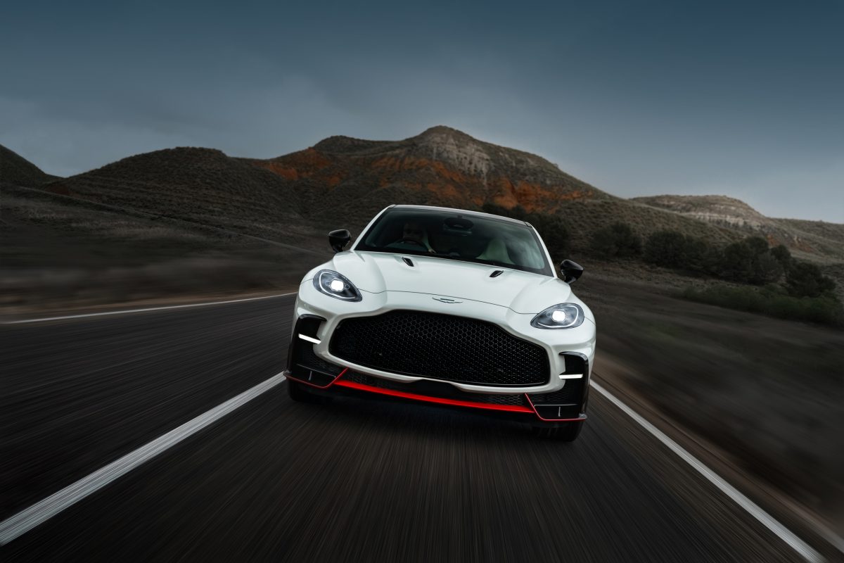 Відмова підвіски та ДТП: Aston Martin відкликає понад 5000 кросоверів DBX - фото 1