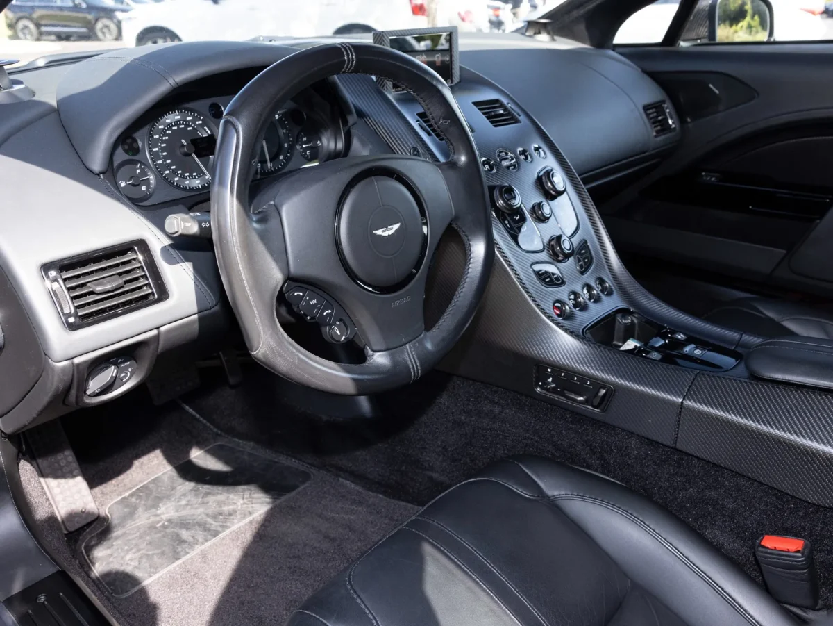 Ексклюзивний суперседан Aston Martin Rapide AMR виставили на продаж: гідна альтернатива розкішним SUV - фото 2