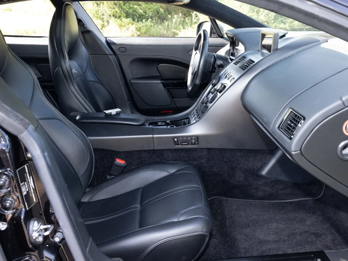 Ексклюзивний суперседан Aston Martin Rapide AMR виставили на продаж: гідна альтернатива розкішним SUV - фото 6