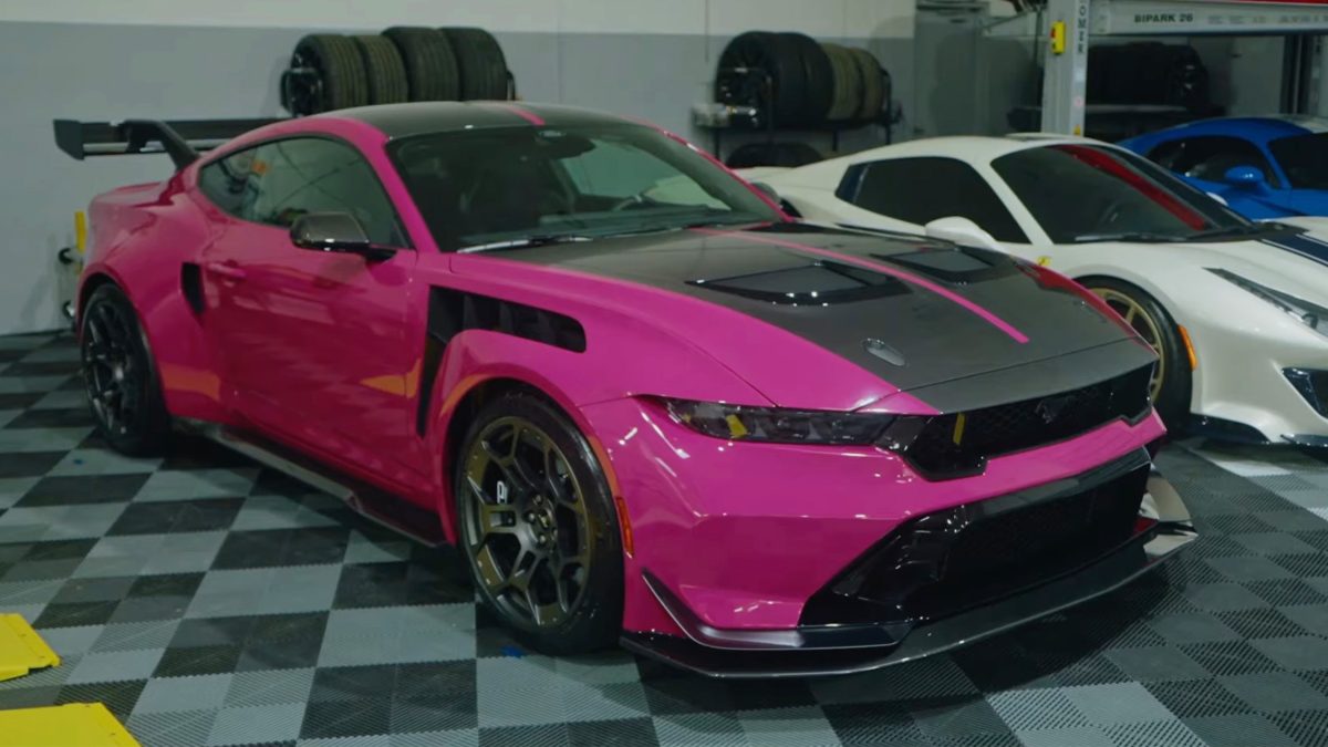 Власник екстремального Ford Mustang GTD пофарбував авто в колір Porsche заради тролінгу - фото 1