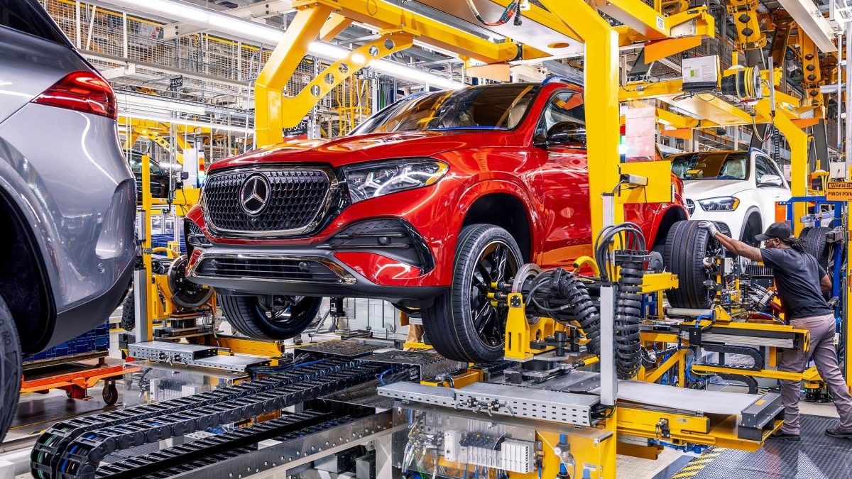 Через високі мита Mercedes-Benz переносить виробництво свого головного бестселера до США - фото 1