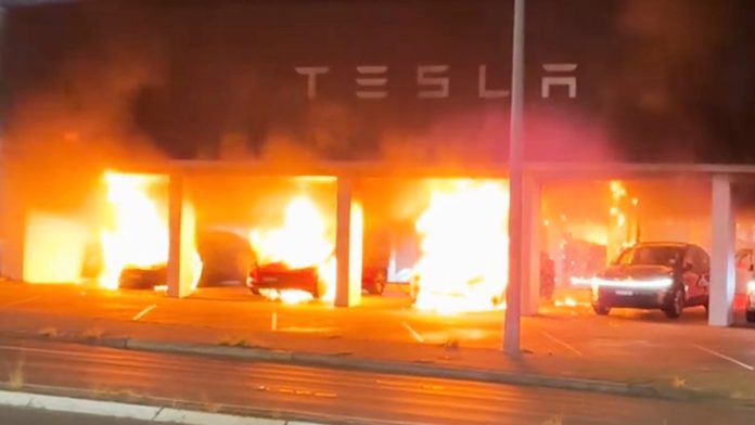 В Австралії невідомі спалили автосалон Tesla: знищено кілька електромобілів В Австралії невідомі спалили автосалон Tesla: знищено кілька електромобілів