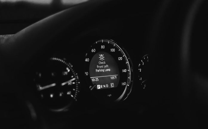 Загорівся Check Engine: що це насправді означає і чи треба бігти на СТО