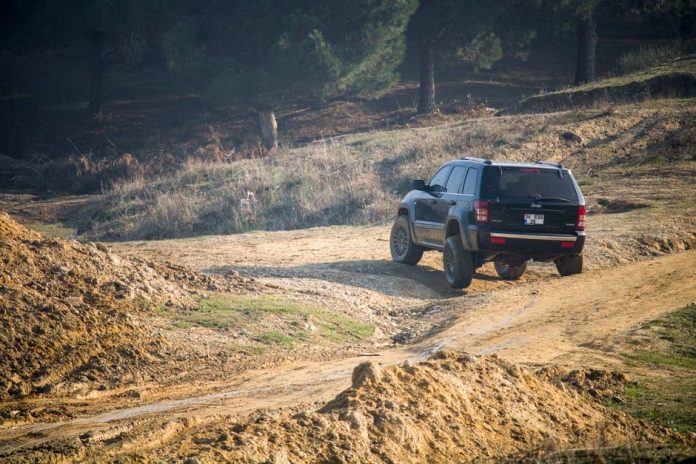 Jeep Grand Cherokee 2027 Overland і Trailhawk: розкіш vs позашляховість