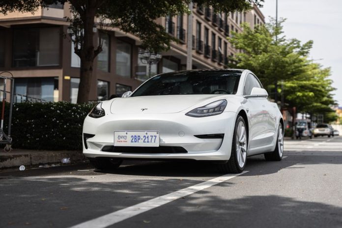 Tesla Model 3 2026: повний огляд для українського ринку