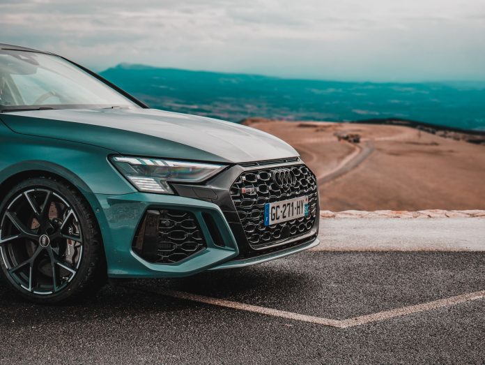 Audi RS3 Sportback 2022-2026: 5-циліндровий hot hatch, який ламає стереотипи