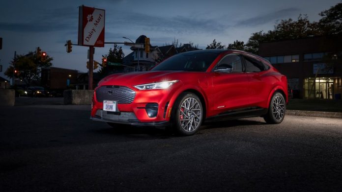 Ford Mustang Mach-E 2021-2026: електрокросовер під легендою