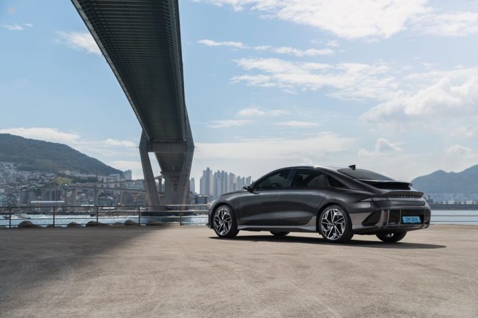 Hyundai Ioniq 6 2023-2026: streamliner електро-седан - повний огляд
