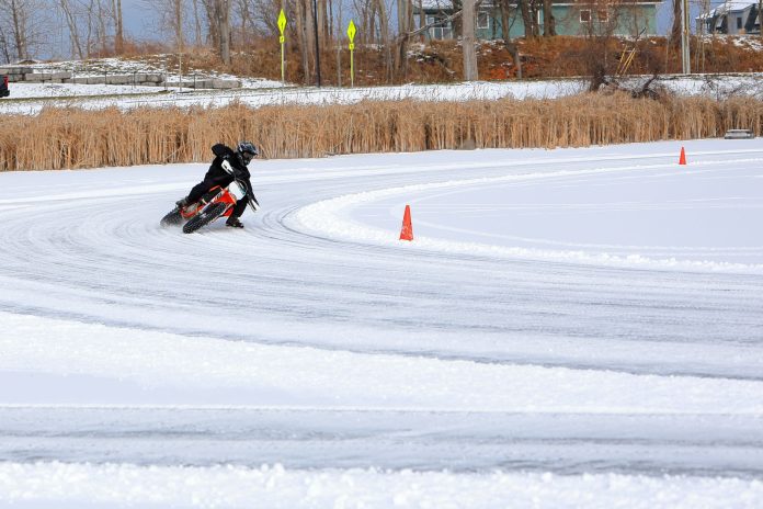 Як прибрати подряпини на кузові: поліроль, олівець чи фарбування