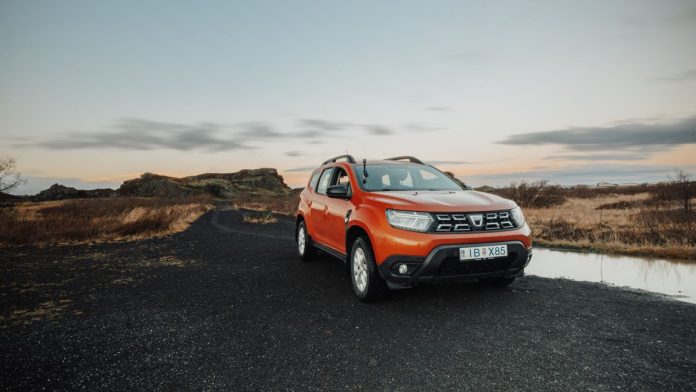 Авто для села: яке купити - топ-10 витривалих б/у варіантів Кросовер Duster на сільській ґрунтовій дорозі