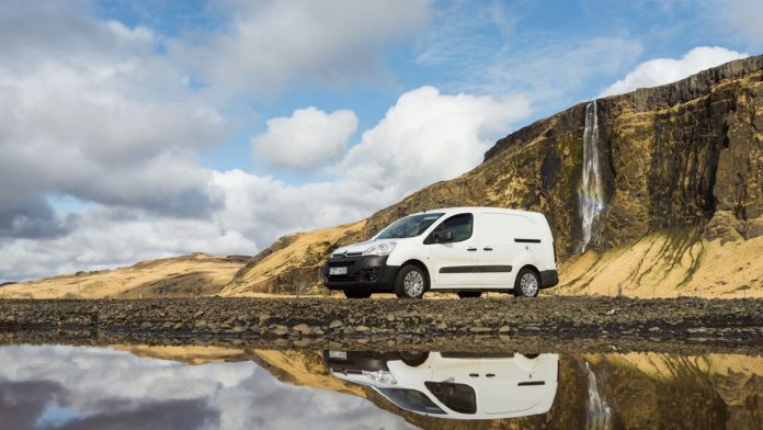 Чи варто брати Citroen Berlingo б/у: чесний вердикт, двигуни, ціни, слабкі місця Citroen Berlingo білий фургон у горах