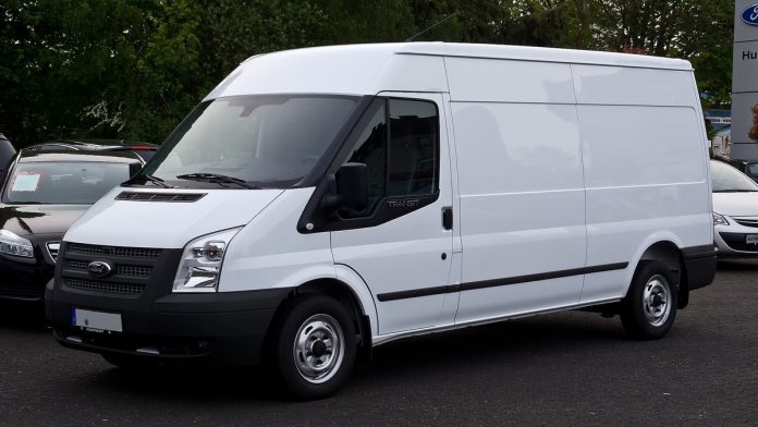 Чи варто брати Ford Transit б/у: чесний вердикт, двигуни, ціни, слабкі місця Ford Transit білий фургон