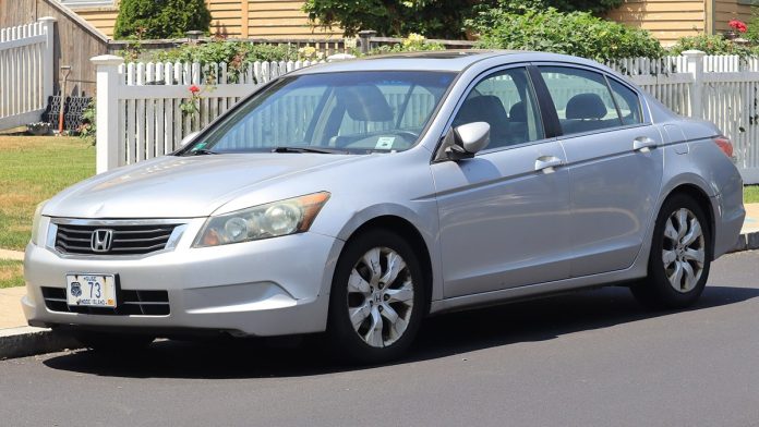 Чи варто брати Honda Accord б/у: чесний вердикт, двигуни, ціни, слабкі місця Honda Accord восьмого покоління сріблястий седан