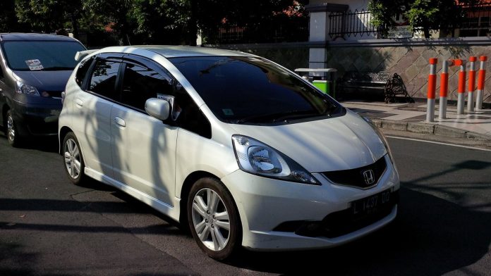 Чи варто брати Honda Jazz б/у: чесний вердикт, двигуни, ціни, слабкі місця Honda Jazz GE білий хетчбек