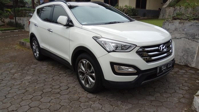 Hyundai Santa Fe DM білий кросовер