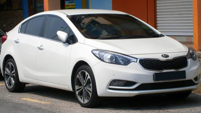 Чи варто брати Kia Cerato б/у: чесний вердикт, двигуни, ціни, слабкі місця Kia Cerato YD білий седан