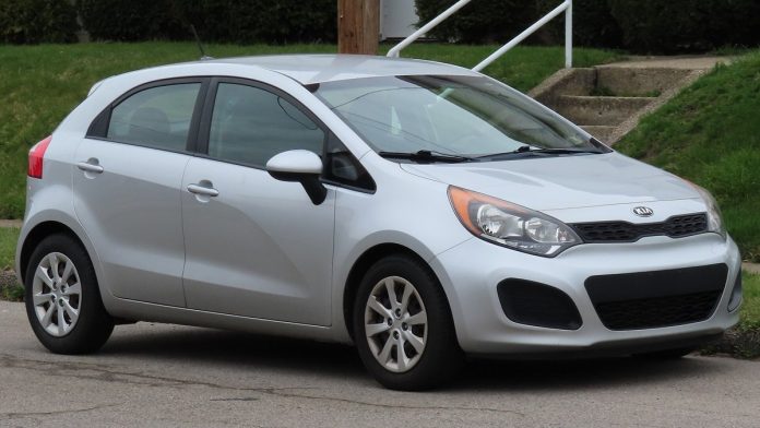 Чи варто брати Kia Rio б/у: чесний вердикт, двигуни, ціни, слабкі місця Kia Rio третього покоління сріблястий хетчбек