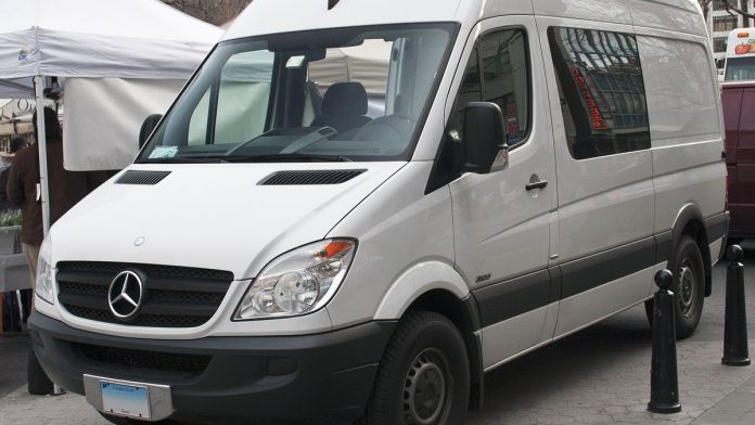 Mercedes Sprinter W906 білий фургон