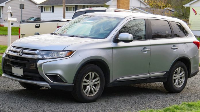 Чи варто брати Mitsubishi Outlander б/у: чесний вердикт, двигуни, ціни, слабкі місця Mitsubishi Outlander третього покоління сріблястий