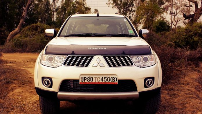 Чи варто брати Mitsubishi Pajero Sport б/у: чесний вердикт, двигуни, ціни, слабкі місця Mitsubishi Pajero Sport білий вид спереду