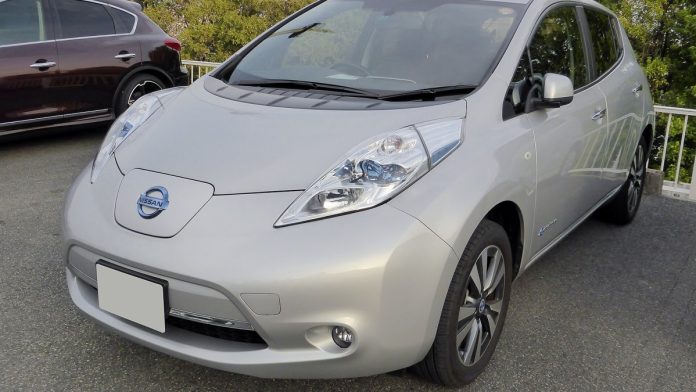 Чи варто брати Nissan Leaf б/у: чесний вердикт, двигуни, ціни, слабкі місця Nissan Leaf сріблястий електромобіль