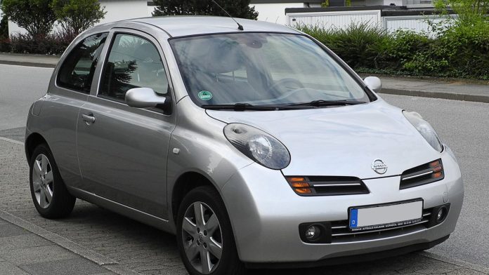 Nissan Micra K12 сріблястий хетчбек