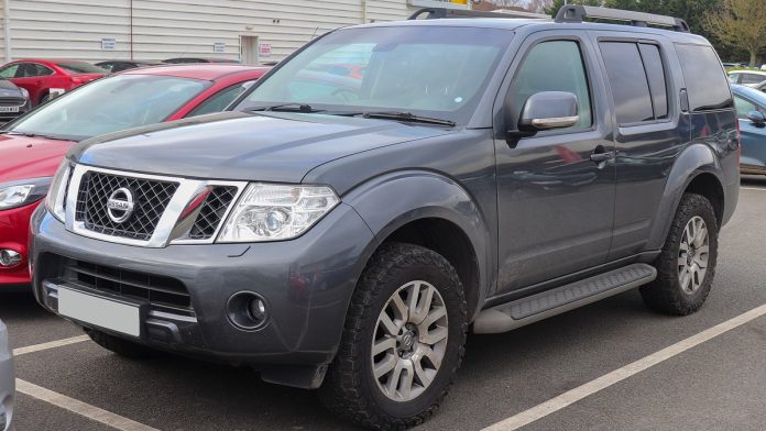 Nissan Pathfinder R51 сірий позашляховик