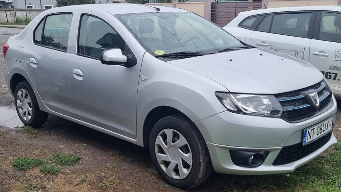 Чи варто брати Renault Logan б/у: чесний вердикт, двигуни, ціни, слабкі місця Renault Logan 2 сріблястий седан