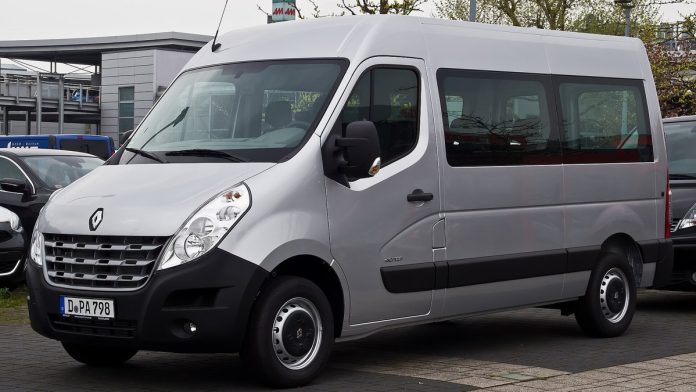 Чи варто брати Renault Master б/у: чесний вердикт, двигуни, ціни, слабкі місця Renault Master 3 сріблястий мікроавтобус