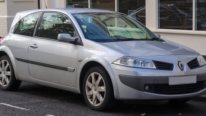 Чи варто брати Renault Megane 2 б/у: чесний вердикт, двигуни, ціни, слабкі місця Renault Megane 2 сріблястий хетчбек