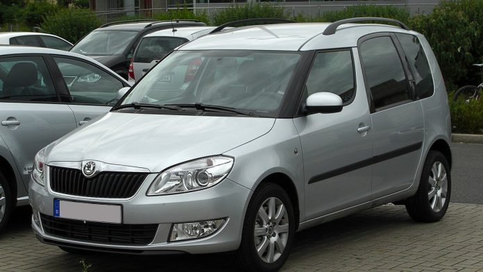 Skoda Roomster сріблястий компактвен