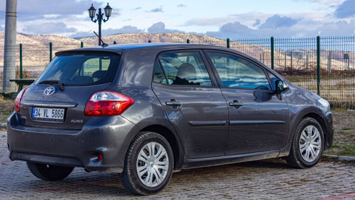 Чи варто брати Toyota Auris б/у: чесний вердикт, двигуни, ціни, слабкі місця Toyota Auris сірий хетчбек вид ззаду