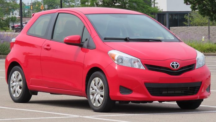 Чи варто брати Toyota Yaris б/у: чесний вердикт, двигуни, ціни, слабкі місця Toyota Yaris XP130 червоний хетчбек
