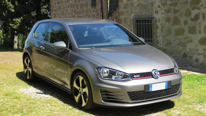 Чи варто брати VW Golf 7 б/у: чесний вердикт, двигуни, ціни, слабкі місця VW Golf 7 GTI сірий хетчбек