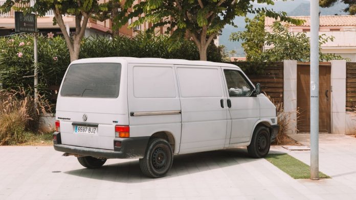 Чи варто брати VW Transporter T4 б/у: чесний вердикт, двигуни, ціни, слабкі місця VW Transporter T4 білий фургон