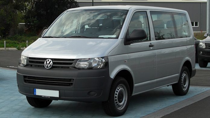 Чи варто брати VW Transporter T5 б/у: чесний вердикт, двигуни, ціни, слабкі місця VW Transporter T5 сріблястий мікроавтобус